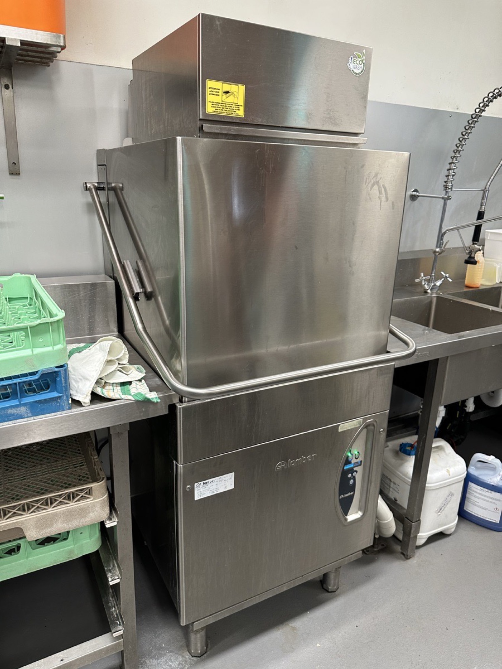 Commercial dishwasher